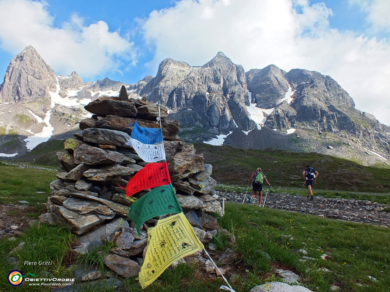 94 Bandierine di preghiera tibetane...la terra si unisce al cielo .JPG